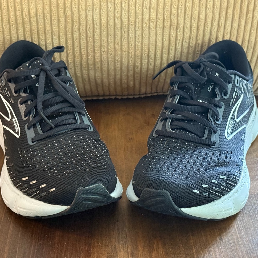 Brooks Black and White Athletic Shoes, Men’s size 8